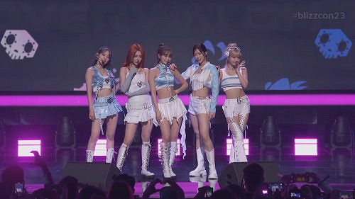 性感短裙散發青春活力!韓國女團亮相2023暴雪嘉年華 性感短裙散發青春活力!韓國女團亮相2023暴雪嘉年華