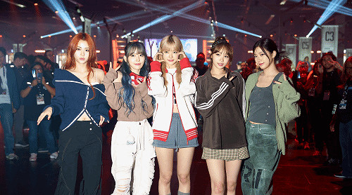 性感短裙散發青春活力!韓國女團亮相2023暴雪嘉年華 性感短裙散發青春活力!韓國女團亮相2023暴雪嘉年華