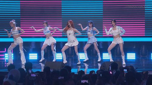 性感短裙散發青春活力!韓國女團亮相2023暴雪嘉年華 性感短裙散發青春活力!韓國女團亮相2023暴雪嘉年華