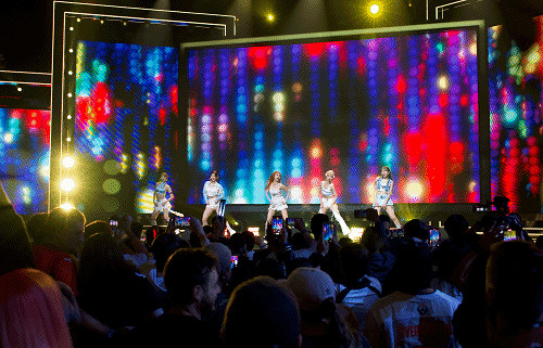 性感短裙散發青春活力!韓國女團亮相2023暴雪嘉年華 性感短裙散發青春活力!韓國女團亮相2023暴雪嘉年華