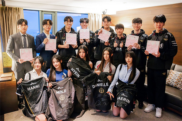 可愛比心 !韓國女團newjeans與T1、WBG交換隊服合影 可愛比心 !韓國女團newjeans與T1、WBG交換隊服合影