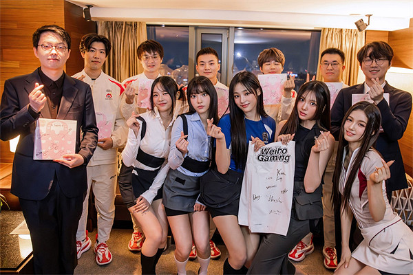 可愛比心 !韓國女團newjeans與T1、WBG交換隊服合影 可愛比心 !韓國女團newjeans與T1、WBG交換隊服合影