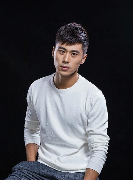 《完蛋我被美女包圍了》老六扮演者鄭旭東介紹 《完蛋我被美女包圍了》老六扮演者鄭旭東介紹