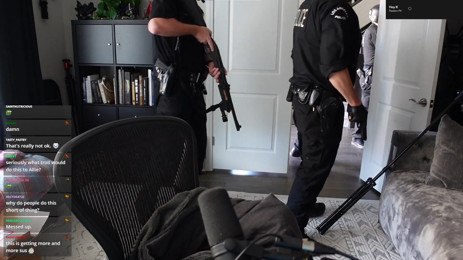 仿佛遊戲劇情成真《給他愛5》麥克演員直播時被查水表