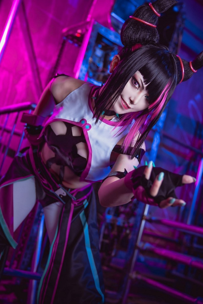 島國辣妹COS《快打旋風》韓蛛俐 玉足小蠻腰盡顯極致誘惑