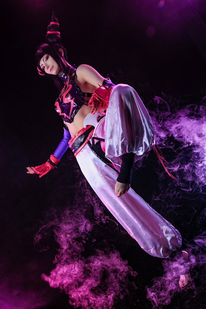 島國辣妹COS《快打旋風》韓蛛俐 玉足小蠻腰盡顯極致誘惑