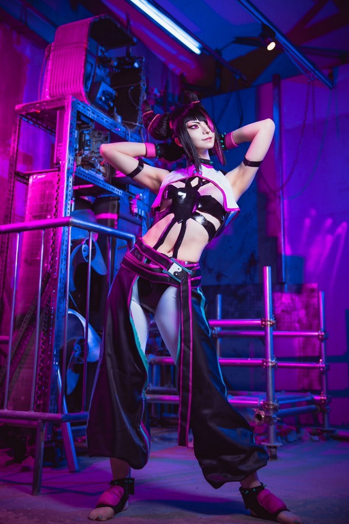 島國辣妹COS《快打旋風》韓蛛俐 玉足小蠻腰盡顯極致誘惑