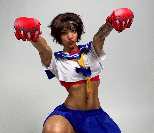 國外辣妹COS《快打旋風》春日野櫻 小蠻腰大長腿太美啦！