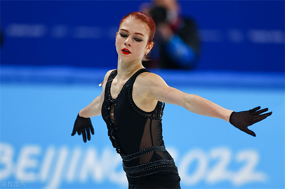 特魯索娃COS芙寧娜表演花滑，莎莎也來原神了？