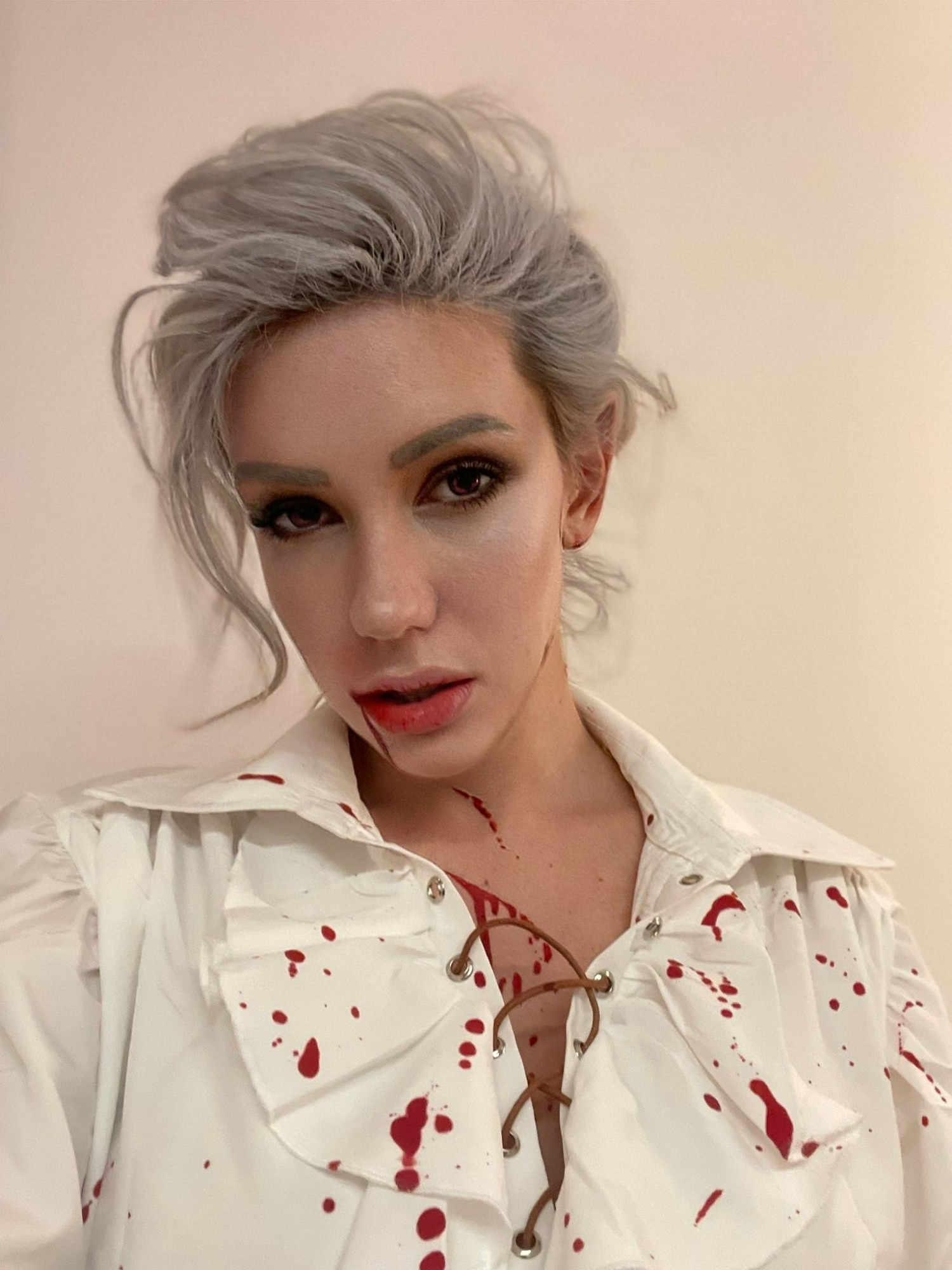 國外辣妹COS《博德3》白毛影心 歐派飽滿Q彈遠勝遊戲 國外辣妹COS《博德3》白毛影心 歐派飽滿Q彈遠勝遊戲