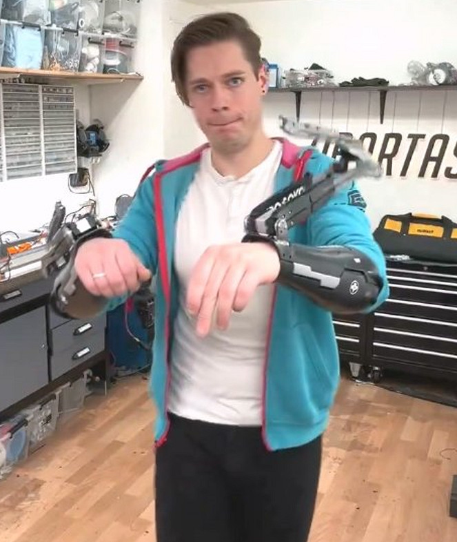 網友自製《電馭叛客2077》螳螂刀：機械刀身 變形流暢