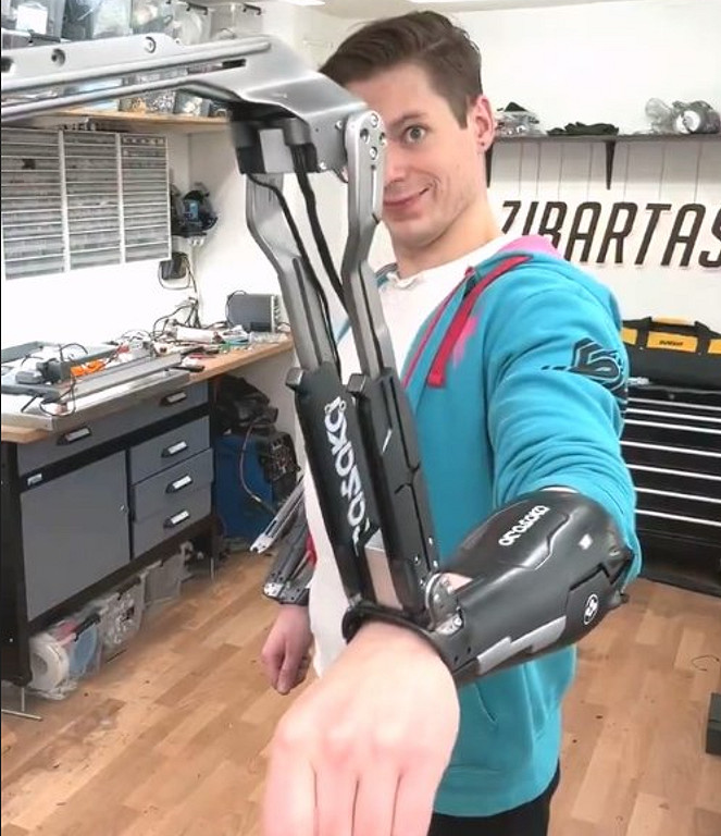 網友自製《電馭叛客2077》螳螂刀：機械刀身 變形流暢