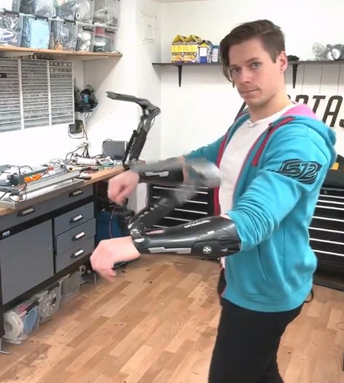 網友自製《電馭叛客2077》螳螂刀：機械刀身 變形流暢