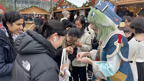 崩鐵銀枝線下活動引爆中國，為搶玫瑰排起長龍