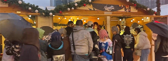 崩鐵銀枝線下活動引爆中國，為搶玫瑰排起長龍