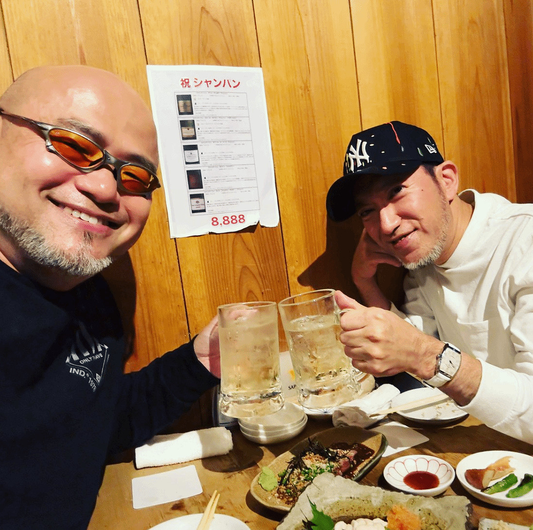 “無業遊民”真快樂!神谷英樹曬與三上真司乾杯合照 “無業遊民”真快樂!神谷英樹曬與三上真司乾杯合照