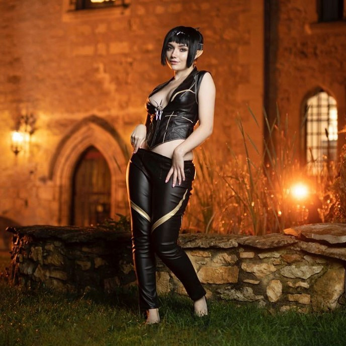 性感俄妹COS《柏德之門3》影心 深V大歐派澀氣滿滿