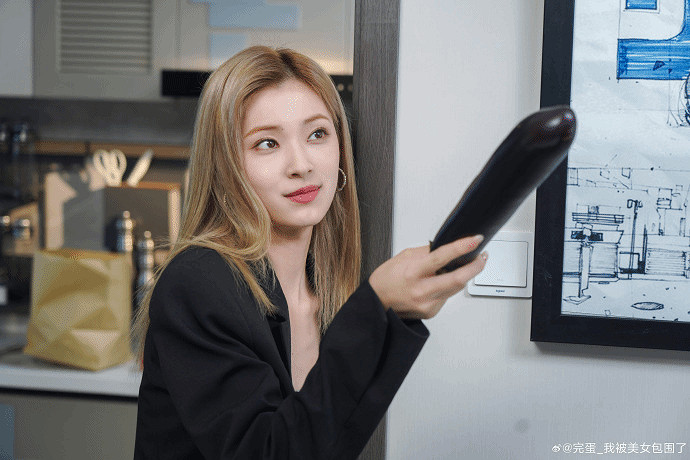 《完蛋美女》官方分享高清美圖：鄭梓妍手持超大茄子!