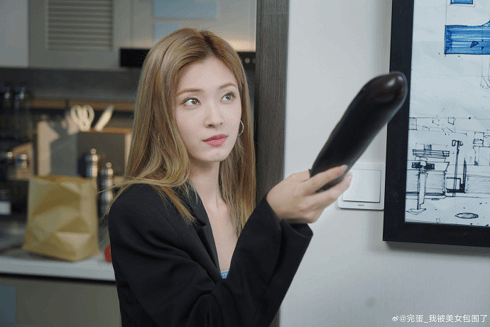 《完蛋美女》官方分享高清美圖：鄭梓妍手持超大茄子!
