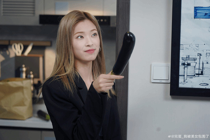《完蛋美女》官方分享高清美圖：鄭梓妍手持超大茄子!