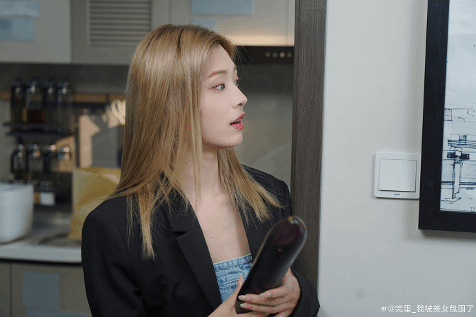 《完蛋美女》官方分享高清美圖：鄭梓妍手持超大茄子!