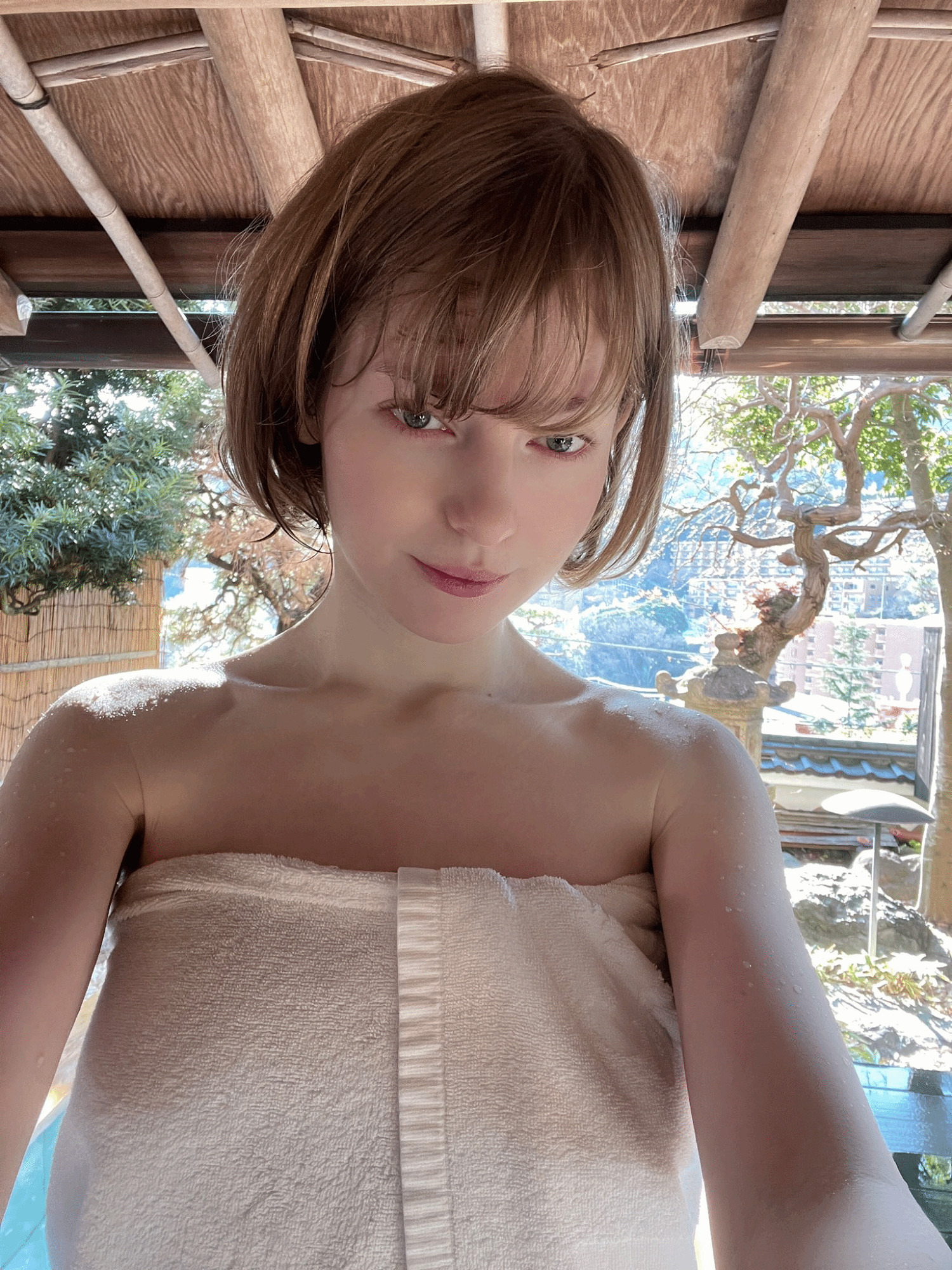 清純可愛十分誘人！《生化4RE》艾什莉臉模分享日常照