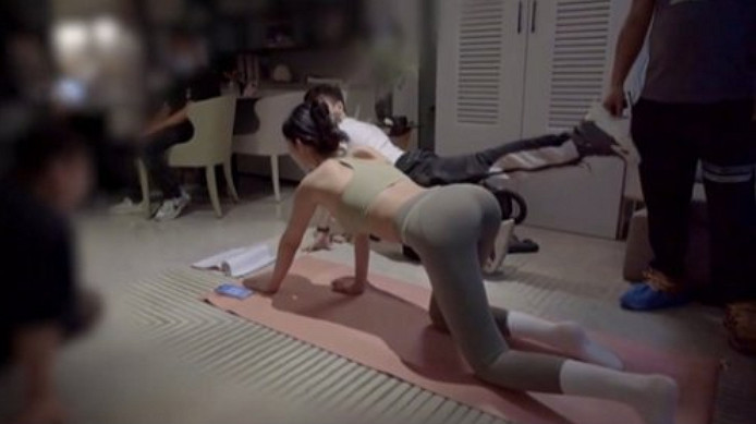 《完蛋我被美女包圍了》放浩浩媽瑜伽花絮：曲線無敵