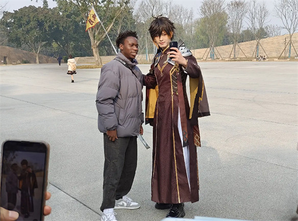 原神與三星堆連動登上新聞聯播，現場玩家人山人海