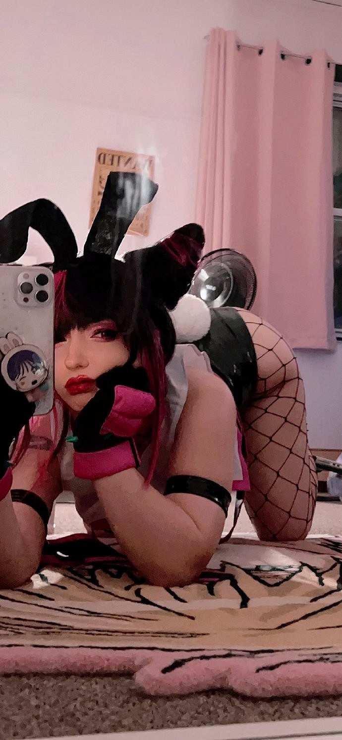 國外辣妹COS《快打旋風6》韓蛛俐 小翹臀撅起可愛又邪魅