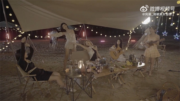 《我被美女包圍了》官方公布新花絮:女主們的沙灘派對 《我被美女包圍了》官方公布新花絮:女主們的沙灘派對