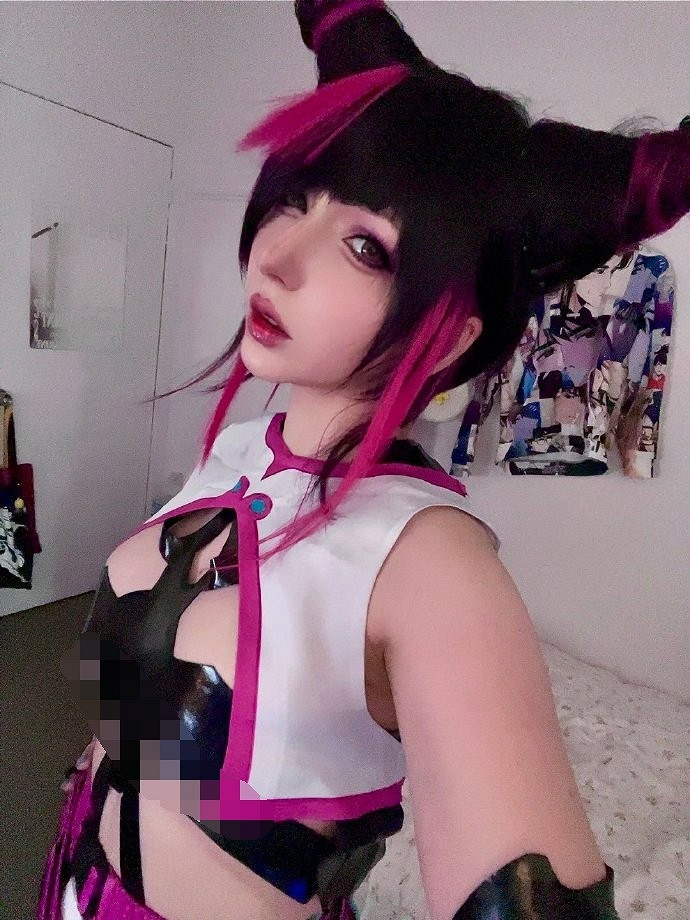 國外辣妹COS《快打旋風6》韓蛛俐 小翹臀撅起可愛又邪魅