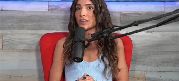 NADIA聲稱她因&quot;比基尼圖片&quot;而被列入COD活動黑名單