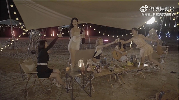 《我被美女包圍了》官方公布新花絮:女主們的沙灘派對 《我被美女包圍了》官方公布新花絮:女主們的沙灘派對