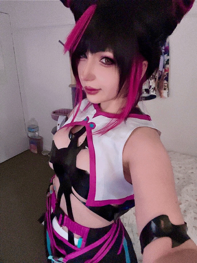 國外辣妹COS《快打旋風6》韓蛛俐 小翹臀撅起可愛又邪魅