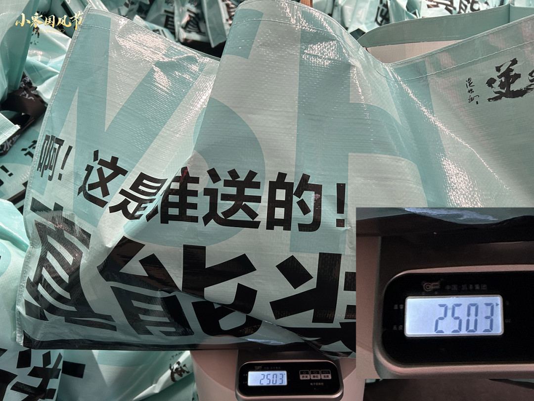 參加完這場漫展，人手拉走了5斤重的周邊