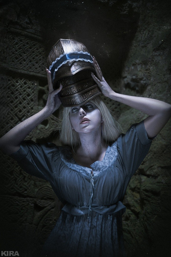 《血源詛咒》安娜莉絲COS：身著長裙難掩絕妙身材！