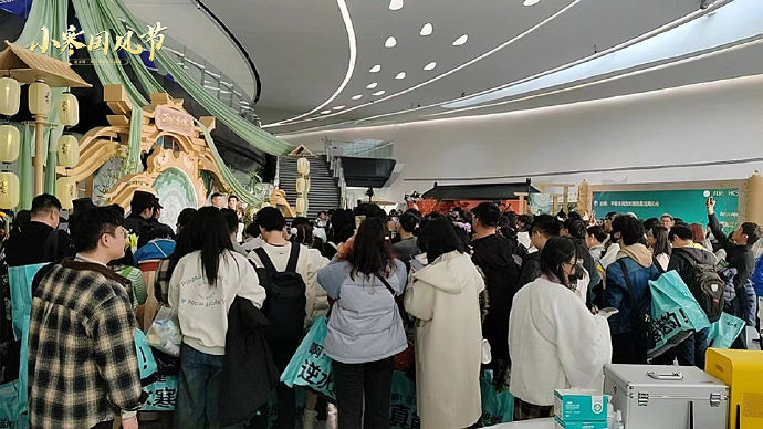 參加完這場漫展，人手拉走了5斤重的周邊