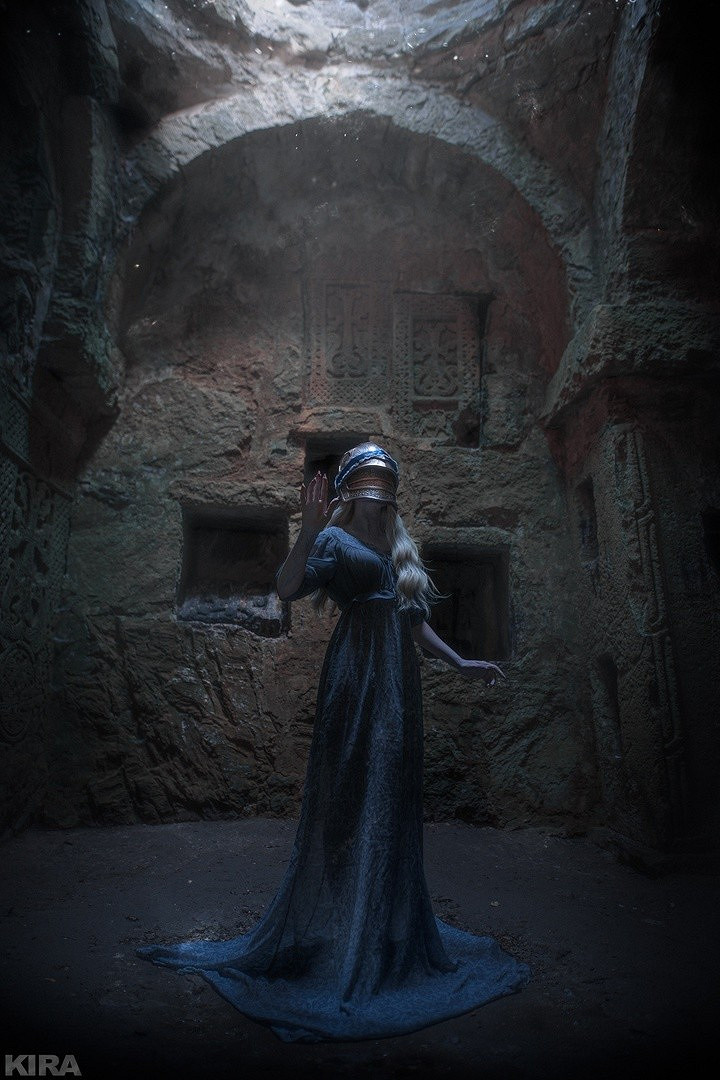 《血源詛咒》安娜莉絲COS：身著長裙難掩絕妙身材！