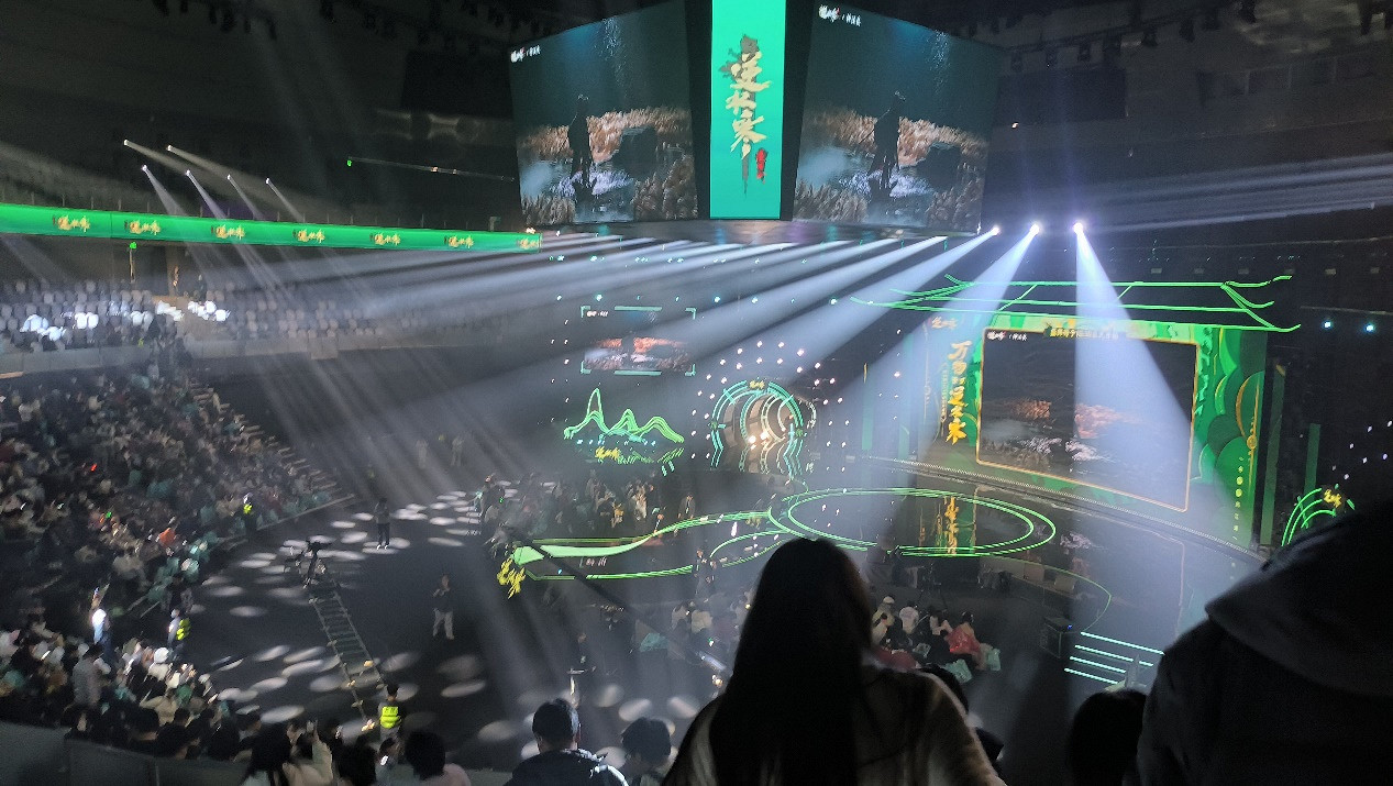 參加完這場漫展，人手拉走了5斤重的周邊