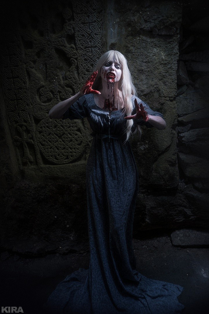 《血源詛咒》安娜莉絲COS：身著長裙難掩絕妙身材！