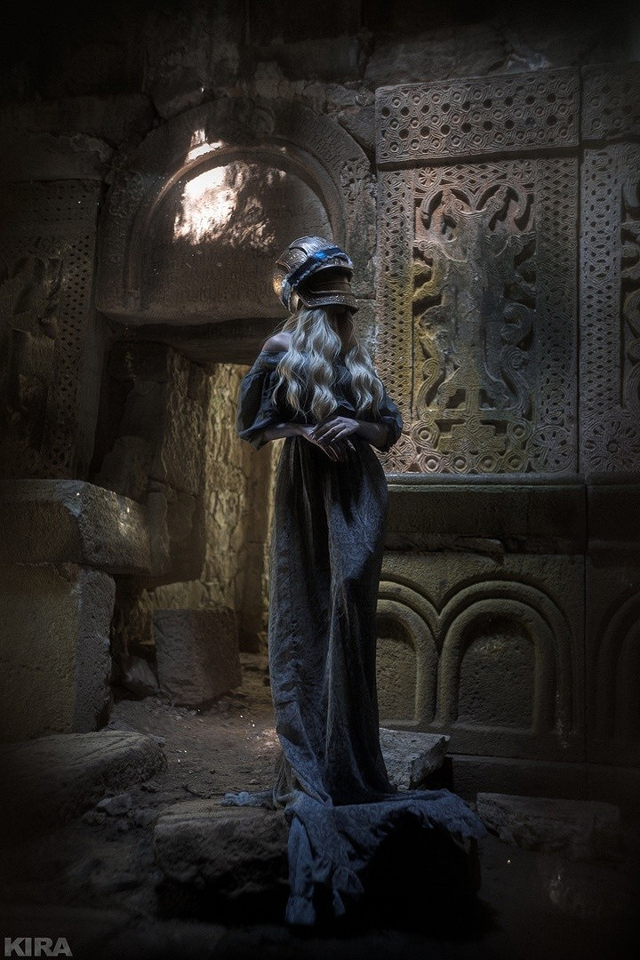 《血源詛咒》安娜莉絲COS：身著長裙難掩絕妙身材！