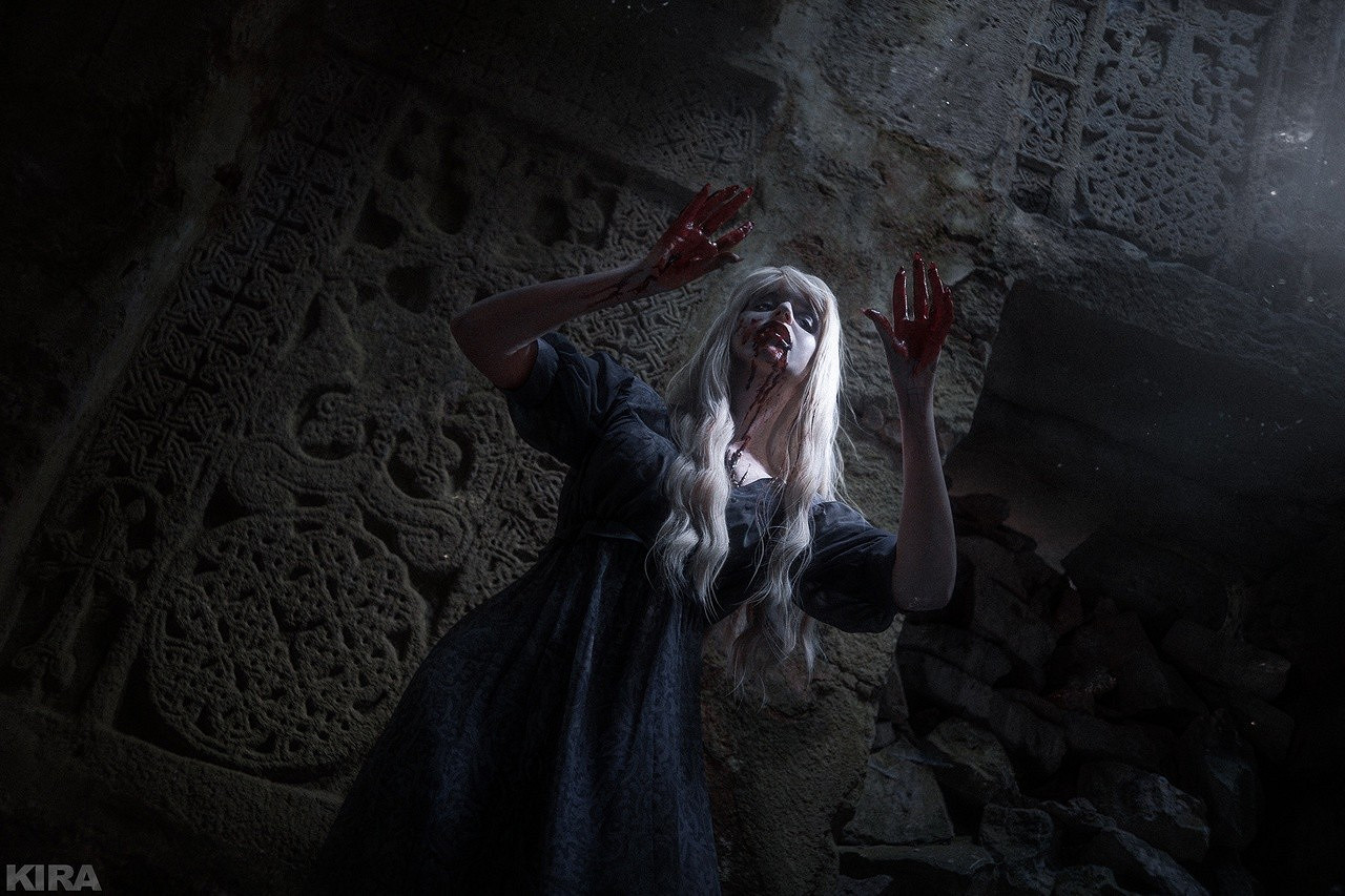 《血源詛咒》安娜莉絲COS：身著長裙難掩絕妙身材！