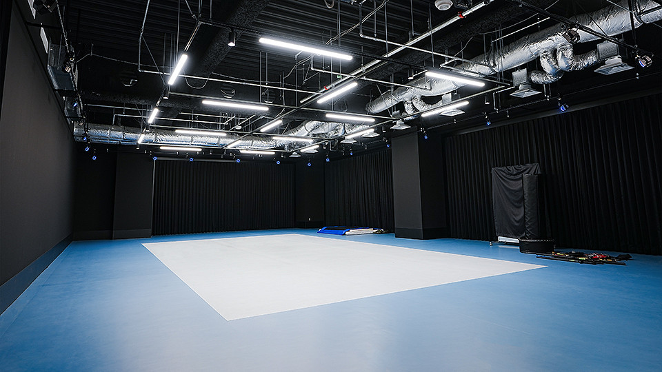 外媒曬出FS社在日本東京的全新辦公室：一牆都是雕像