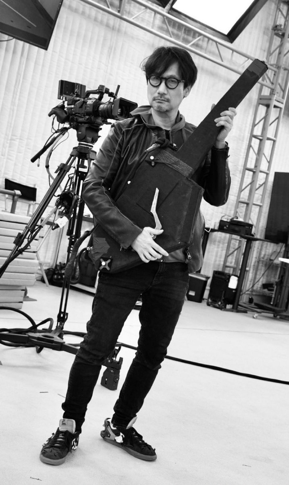 小島秀夫曬出《死亡擱淺2》幕後照：親自展示彈吉他！