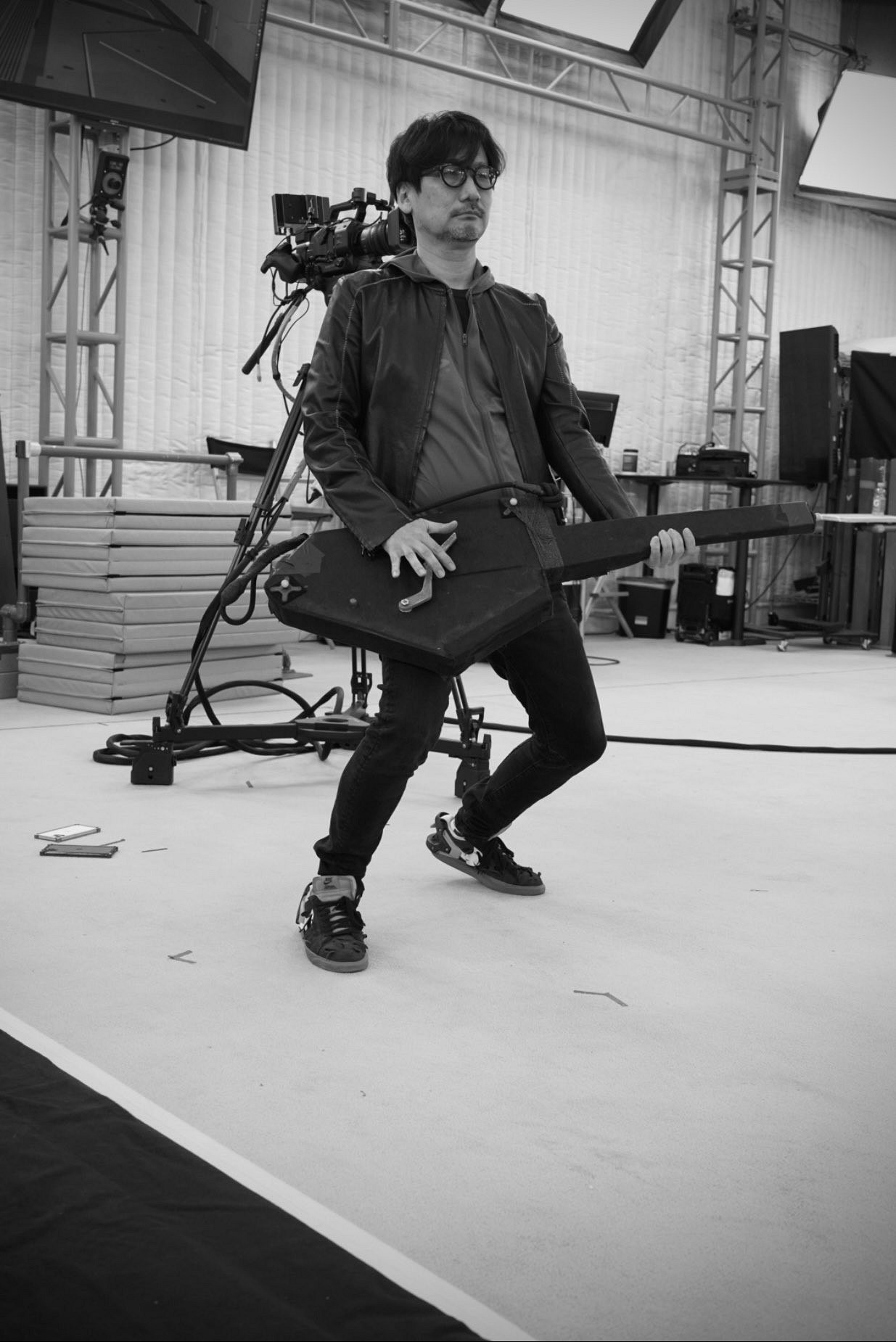 小島秀夫曬出《死亡擱淺2》幕後照：親自展示彈吉他！