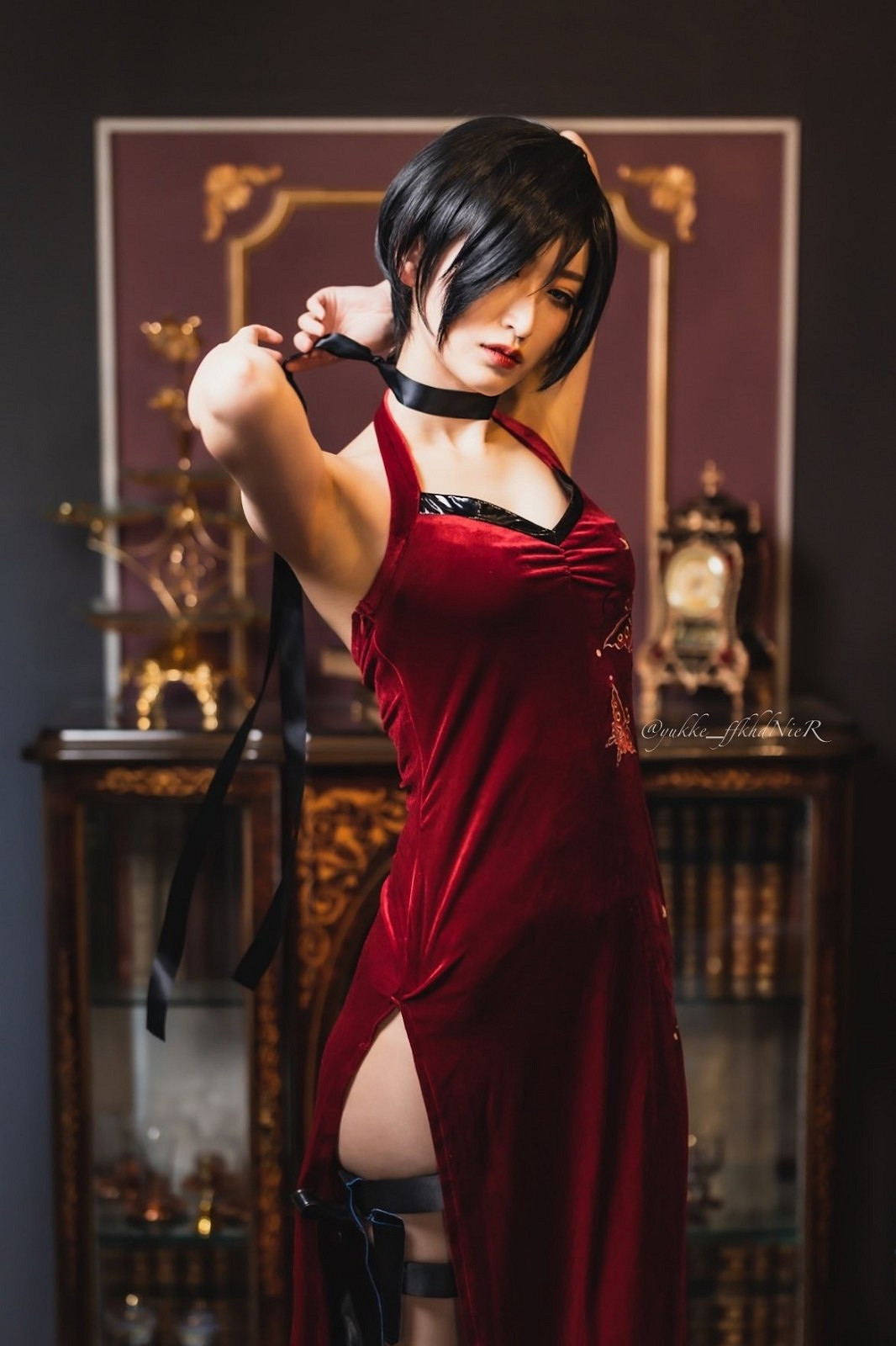 島國小姐姐COS《生化4》艾達王 黑絲旗袍魅惑動人！