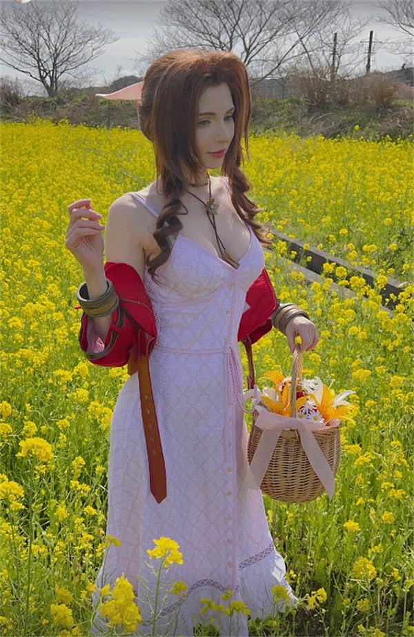 艾什莉體模COS《FF7RE》愛麗絲:完美還原經典造型！