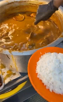 在地鐵上脫鞋鞋被踢下車 動圖 小貓把男子當媽狂吸奶