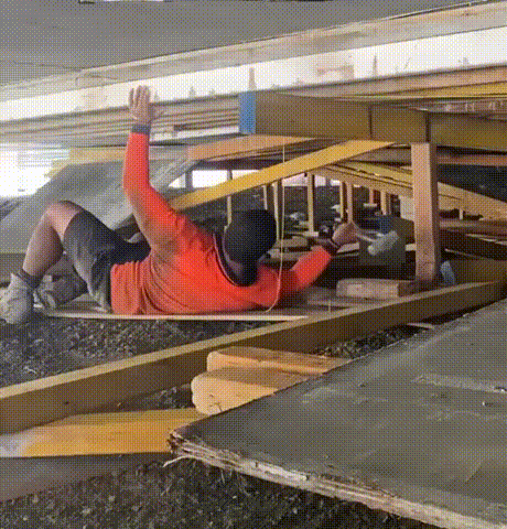 在地鐵上脫鞋鞋被踢下車 動圖 小貓把男子當媽狂吸奶