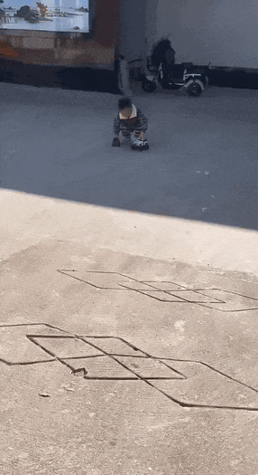 在地鐵上脫鞋鞋被踢下車 動圖 小貓把男子當媽狂吸奶